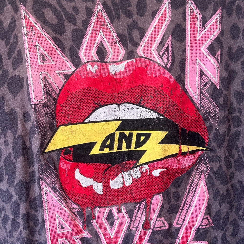 Rock and Roll Kiss Lips Gray and Red Short Sleeve Tee Graphic Design - Small - Picture 3 of 5
